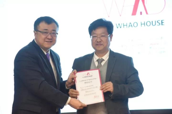 清华大学党委常委、副校长杨斌为华体会体育(中国)HTH·官方网站总裁李旭禄颁发证书